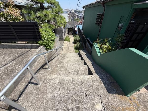 横浜市神奈川区大口通の中古一戸建の前面道路含む現地写真|陽当りの良さ、住環境を現地にてご確認下さい！
周辺環境も合わせてご案内させて頂きます！