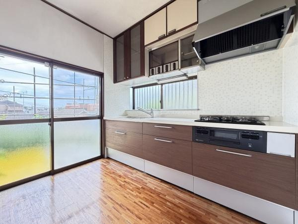 横浜市神奈川区大口通の中古一戸建のキッチン|収納豊富なキッチン。
ここまで収納スペースがあるとキッチン周りをきれいに保てますね！