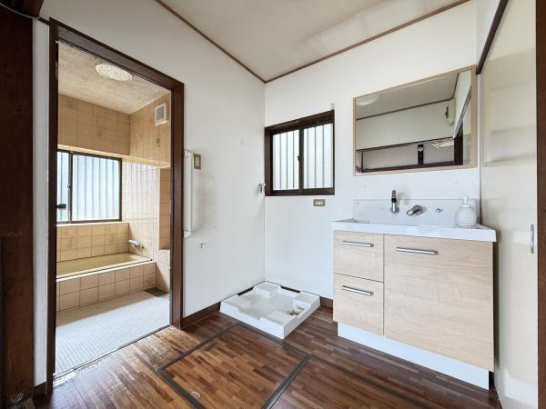 横浜市神奈川区大口通の中古一戸建の独立洗面台|広々とした洗面室です。収納もしっかりあります！