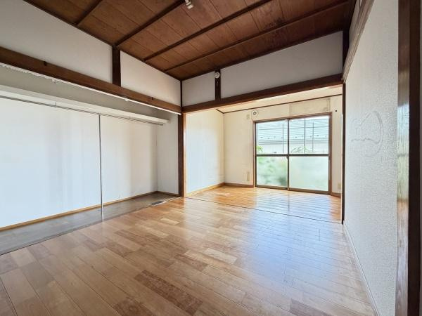 横浜市神奈川区大口通の中古一戸建の洋室|窓からの光が嬉しい洋室です。
収納もあり、荷物が多い方にも安心です♪
