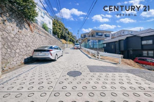 横浜市港北区篠原町の新築一戸建の前面道路含む現地写真|周辺は落ち着いた街並みになります。
子育てにはぴったりの住環境♪