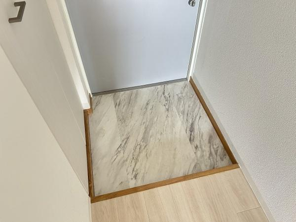 プラザハウスビルの玄関