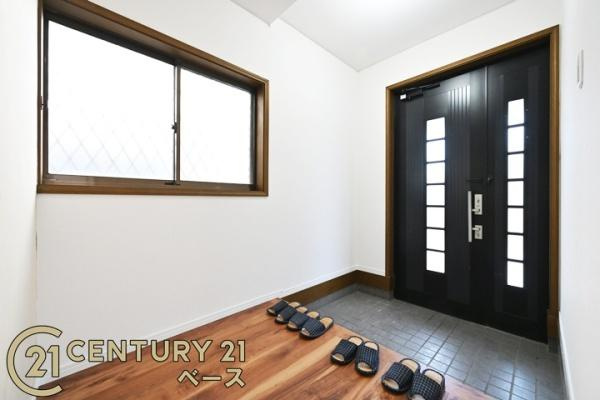 生駒郡三郷町勢野東４丁目の中古一戸建の玄関|■現地撮影写真■すっきりとした明るい玄関が家族やお客様を迎えてくれます！
