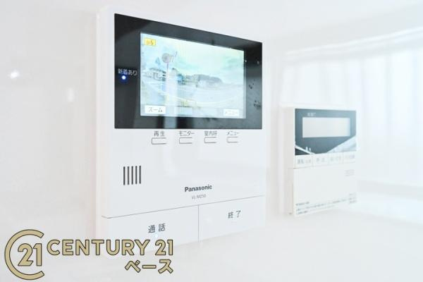 生駒郡三郷町勢野東４丁目の中古一戸建の内装|■ＴＶモニター付きインターホンで防犯対策もバッチリ！来客も一目でわかり安心です！