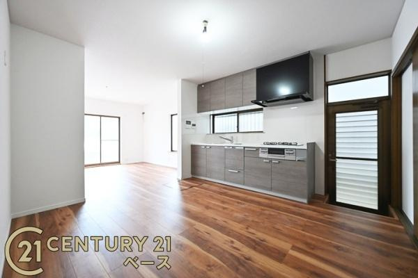 生駒郡三郷町勢野東４丁目の中古一戸建の居間・リビング|■現地撮影写真■ご家族でくつろいでいただける広々したリビングです！