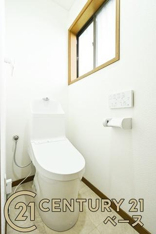 生駒郡三郷町勢野東４丁目の中古一戸建のトイレ|■現地撮影写真■リフォーム済みの綺麗なお手洗いです！