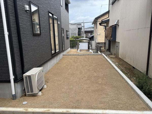 豊川市赤坂町第4　全3棟・2号棟の庭|ウッドデッキやBBQ。想像が膨らむお庭