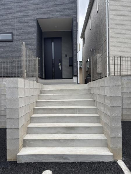 豊川市赤坂町第4　全3棟・2号棟の玄関|訪れる人を心地よく迎え入れます。