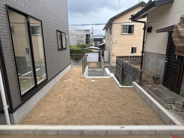 豊川市赤坂町第4　全3棟・3号棟の庭|ウッドデッキやBBQ。想像が膨らむお庭