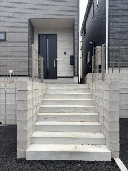 豊川市赤坂町第4　全3棟・3号棟の玄関|訪れる人を心地よく迎え入れます。