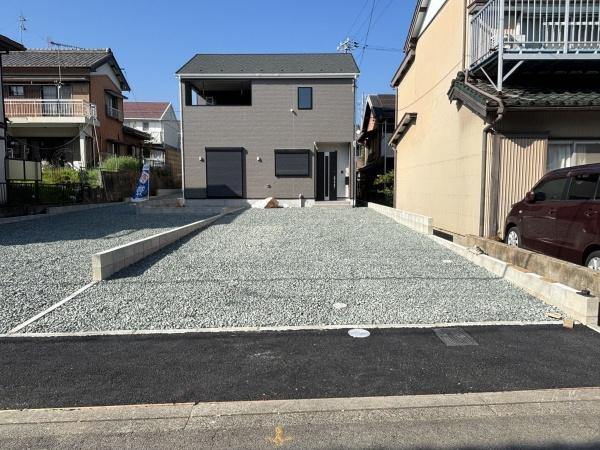 蒲郡市三谷町第13　全2棟・2号棟の駐車場|３台以上駐車できます！