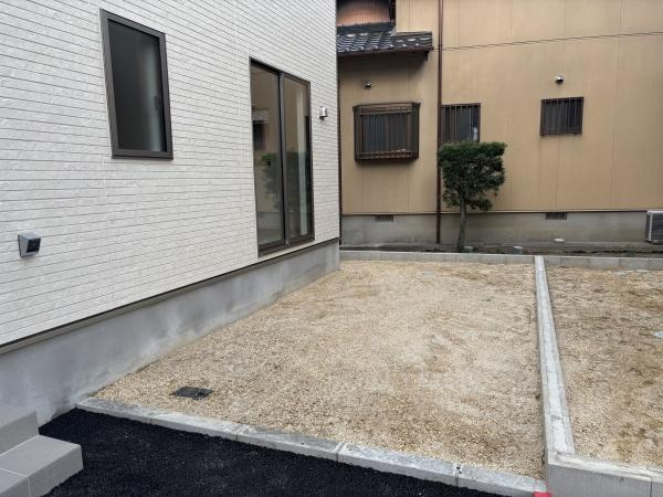岡崎市国正町第1　全4棟・3号棟の庭|ウッドデッキやBBQ。想像が膨らむお庭