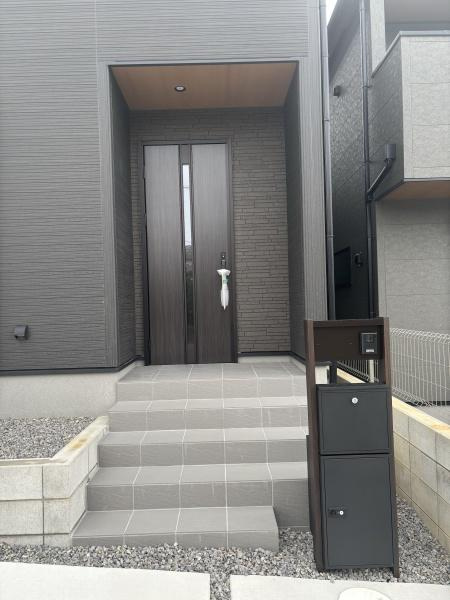 豊田市新町　全2棟・1号棟の玄関|訪れる人を心地よく迎え入れます。