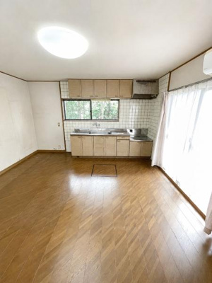 【その他】 | 滝山セキスイハウスの軽量鉄骨中古住宅 | 隣の和室とつなげて広いリビング等のリフォームが可能です。キッチンも古いタイプなので、取り換えをおすすめいたします。お気軽にご相談ください。