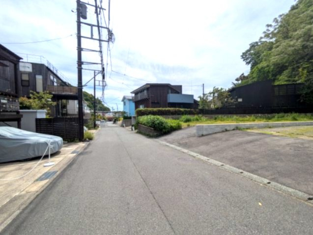海まで徒歩14分！自然豊かな住環境　更地の外観|前面道路