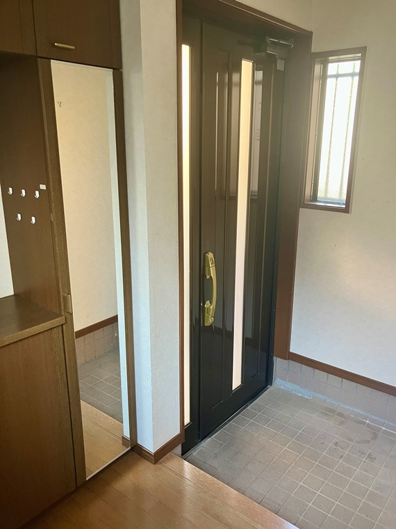 高木戸建の玄関|収納もある玄関です