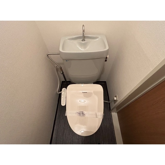 ニューロイヤルハイツのトイレ|落ち着いた色調のトイレです