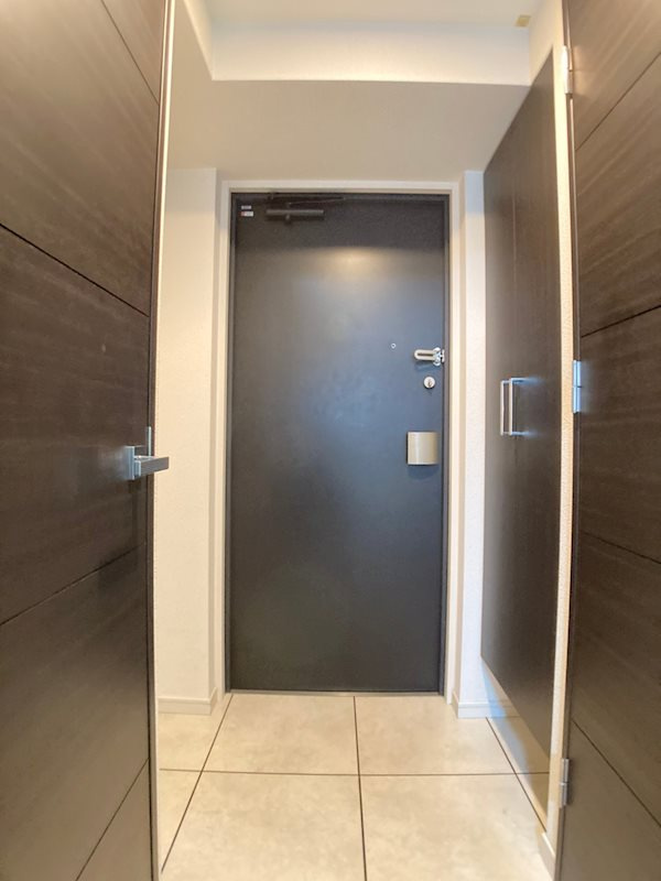 S-RESIDENCE難波Vialeの玄関