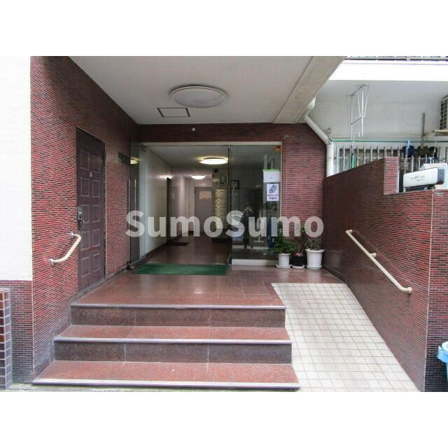 ニュー池尻マンションのエントランス