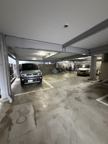 ホワイトハイツの駐車場