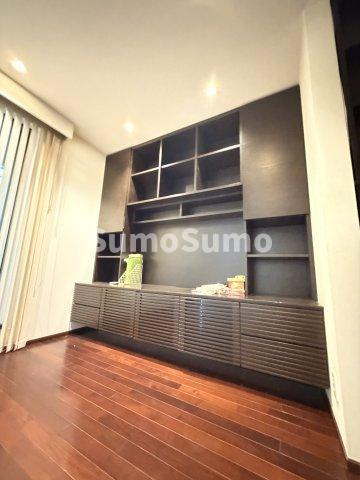 世田谷区上馬４丁目戸建ての居間・リビング|こちらの居間で趣味の時間をお楽しみください