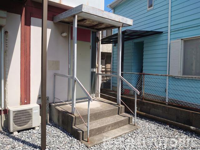 東京都八王子市楢原町　角地中古一戸建ての玄関