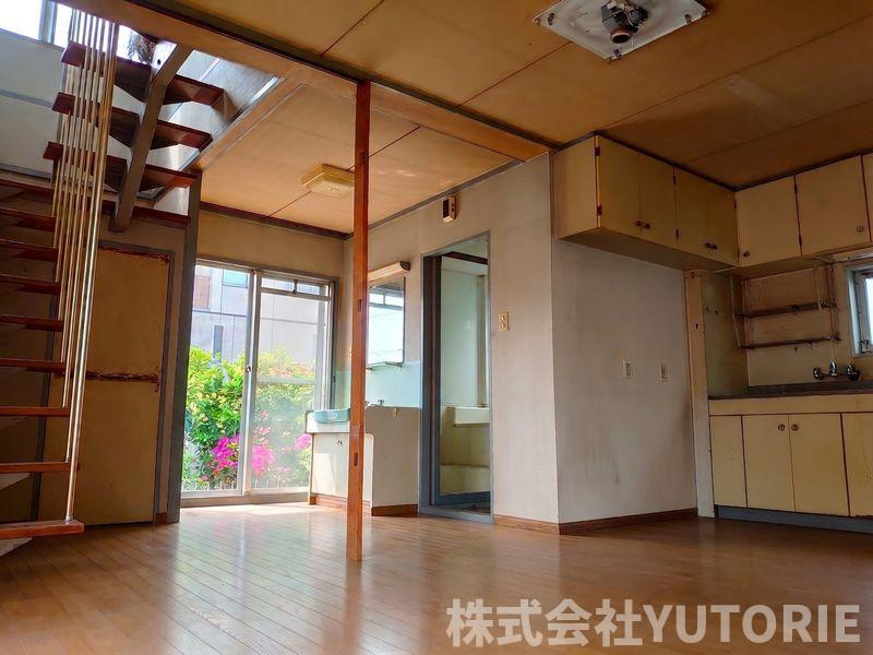 東京都八王子市楢原町　角地中古一戸建ての居間・リビング