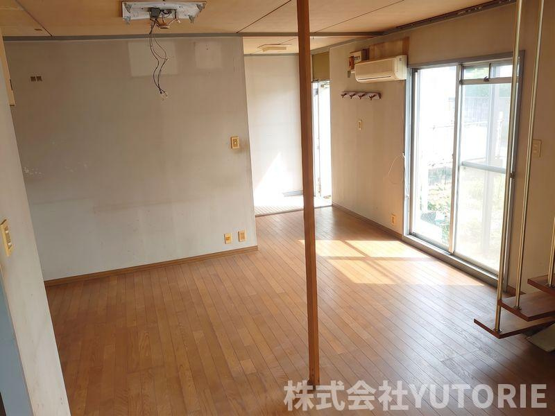 東京都八王子市楢原町　角地中古一戸建ての居間・リビング