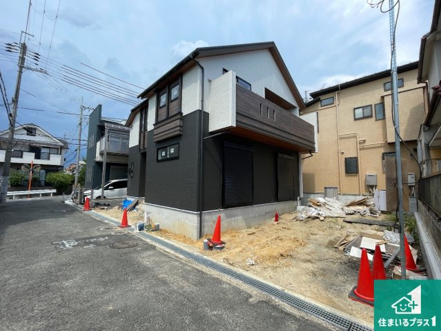 枚方市楠葉丘　新築一戸建ての外観|周辺は落ち着いた街並みの住宅地！子育てがしやすい住環境です！まだ未完成ですが、現地でしかわからない事もございます。是非一度ご覧ください。