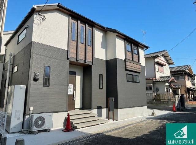 5日(土)6日(日)現地ご見学可能！　枚方市楠葉丘　限定1邸の独立洗面台|清潔感のある洗面台です。フラットな鏡は掃除がしやすく毎日清潔！ホースは引き出して使えるので洗顔やお掃除の際に便利です！