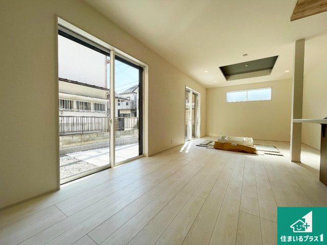 5日(土)6日(日)現地ご見学可能！　枚方市楠葉丘　限定1邸の居間・リビング|日当たり良好の明るいリビングで朝の目覚めもスッキリできそう！対面キッチンでご家族のコミュニケーションも自然と増える設計！小さなお子様が遊ぶスペースを作っても広々とくつろげるLDK！