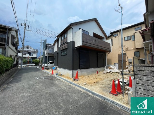 枚方市楠葉丘　新築一戸建ての前面道路含む現地写真|周辺は落ち着いた街並みの住宅地！子育てがしやすい住環境です！まだ未完成ですが、現地でしかわからない事もございます。是非一度ご覧ください。