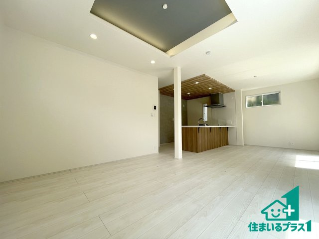 ■3日(土)4日(日)現地ご見学可能！　枚方市楠葉丘　限定1邸の居間・リビング|明るいリビングで朝の目覚めもスッキリできそう！対面キッチンでご家族のコミュニケーションも自然と増える設計！小さなお子様が遊ぶスペースを作っても広々とくつろげるLDK！