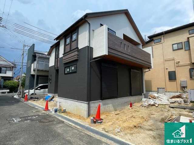 枚方市楠葉丘　新築一戸建ての外観|周辺は落ち着いた街並みの住宅地！子育てがしやすい住環境です！まだ未完成ですが、現地でしかわからない事もございます。是非一度ご覧ください。