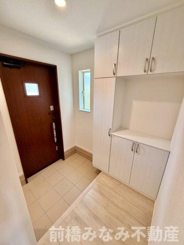 【新築】高崎市並榎町　限定１棟　ハートフルタウン　新築建売の玄関|明るい玄関です
