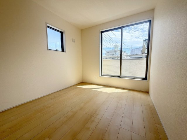 三郷市早稲田5丁目　新築戸建　全2棟　1号棟の洋室|バルコニーに面した明るい洋室5.3帖