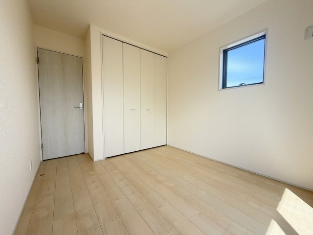 三郷市早稲田5丁目　新築戸建　全2棟　1号棟の洋室|クローゼット付きの洋室5.3帖・子供部屋としていかがでしょう