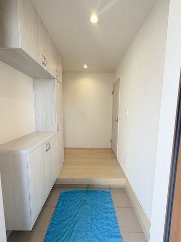 三郷市早稲田5丁目　新築戸建　全2棟　1号棟の玄関|玄関から見た室内写真です