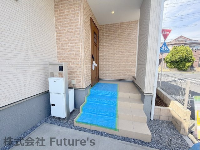 三郷市早稲田5丁目　新築戸建　全2棟　1号棟のエントランス|不在時に便利な宅配BOX完備