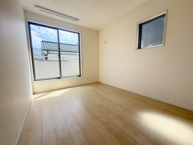 三郷市早稲田5丁目　新築戸建　全2棟　1号棟の洋室|バルコニーに面した明るい洋室6帖・主寝室としていかがでしょう