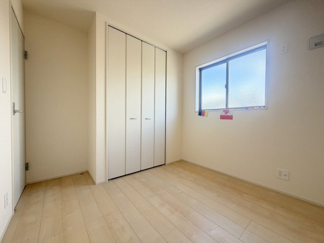 三郷市早稲田5丁目　新築戸建　全2棟　1号棟の洋室|クローゼット付きの洋室・子供部屋としていかがでしょう