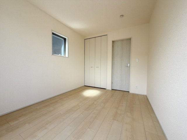 三郷市早稲田5丁目　新築戸建　全2棟　1号棟の洋室|クローゼット付きの洋室6帖