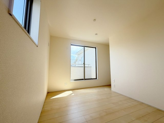 三郷市早稲田5丁目　新築戸建　全2棟　1号棟の洋室|2面採光の明るい洋室6.5帖