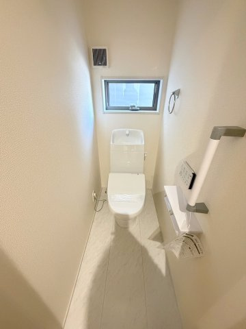 三郷市早稲田5丁目　新築戸建　全2棟　1号棟のトイレ|2階のトイレです