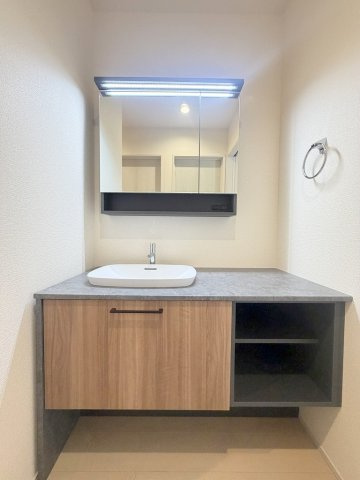 三郷市早稲田5丁目　新築戸建　全2棟　1号棟の独立洗面台|作業台が広く朝の準備も快適です
