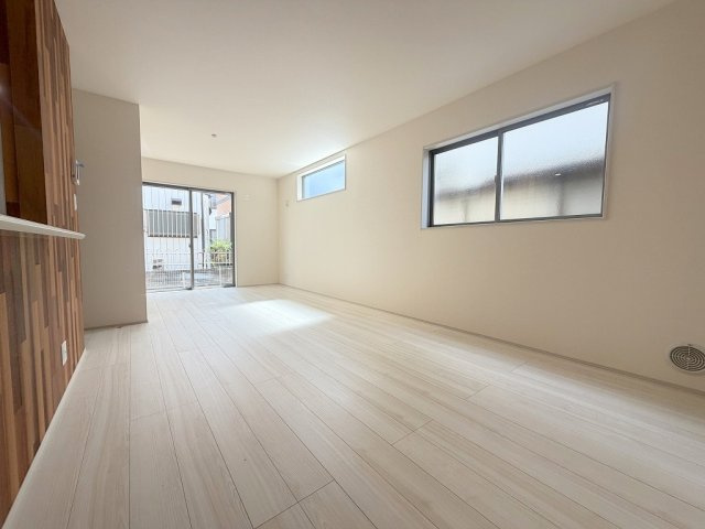 三郷市早稲田5丁目　新築戸建　全2棟　2号棟の居間・リビング|ソファやダイニングセットを置いてもゆとりのあるリビング19.5帖
