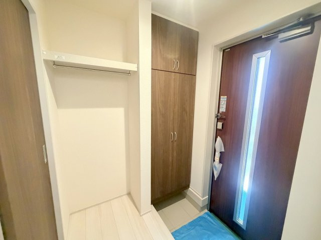 三郷市早稲田5丁目　新築戸建　全2棟　2号棟の玄関|コートが掛けられて便利な玄関にクローク付です