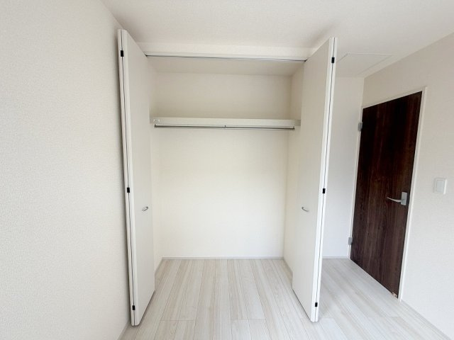 三郷市早稲田5丁目　新築戸建　全2棟　2号棟の収納|大切な衣類を収納できるクローゼット完備
