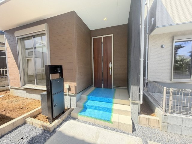 三郷市早稲田5丁目　新築戸建　全2棟　2号棟のエントランス|不在時に便利な宅配BOX完備