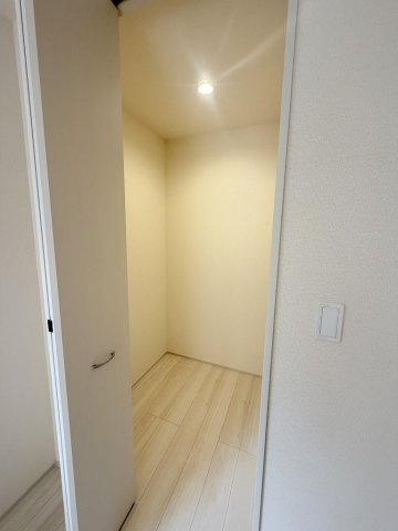 三郷市早稲田5丁目　新築戸建　全2棟　2号棟の収納|リビングには広々としたパントリー付きです